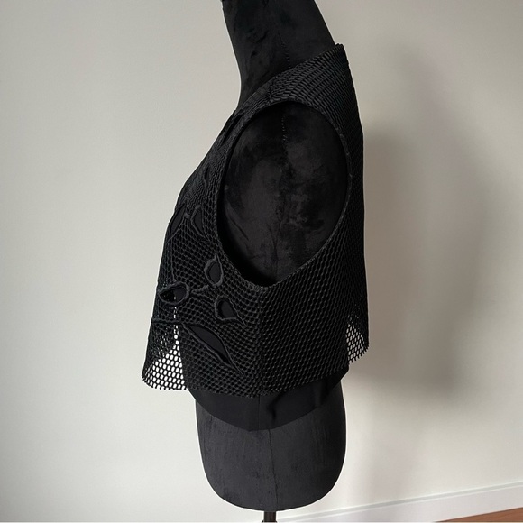 Sachin & Babi Noir Jet Black Mesh Floral Leaf Eyelet Cropped Top NWT Size Large - Picture 4 of 9